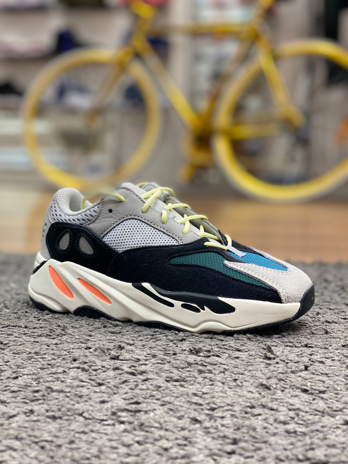 Adidas Yeezy 700