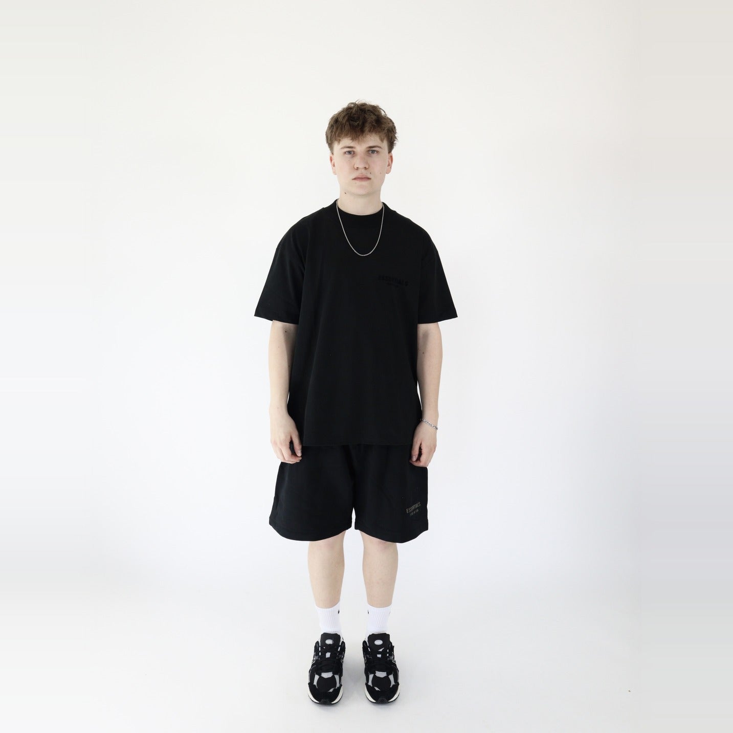 pikastore.cz - Fear of God Essentials S22 T-Shirt Black + S25 Shorts Glossy Jet Black SET-Bundle-pikastore.cz-pikastore.cz