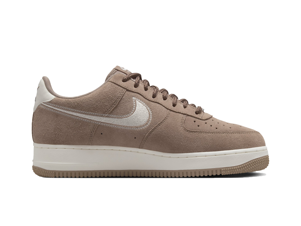 Nike Air Force 1 07 LV8 Embroidered Swoosh - Mink Brown – sneakers – foto 3 af 5