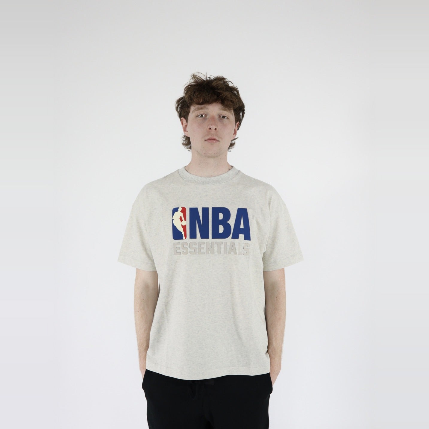 Fear of God Essentials NBA S24 T-Shirt Grey - PIKASTORE-Clothing-Fear of God-pikastore.cz