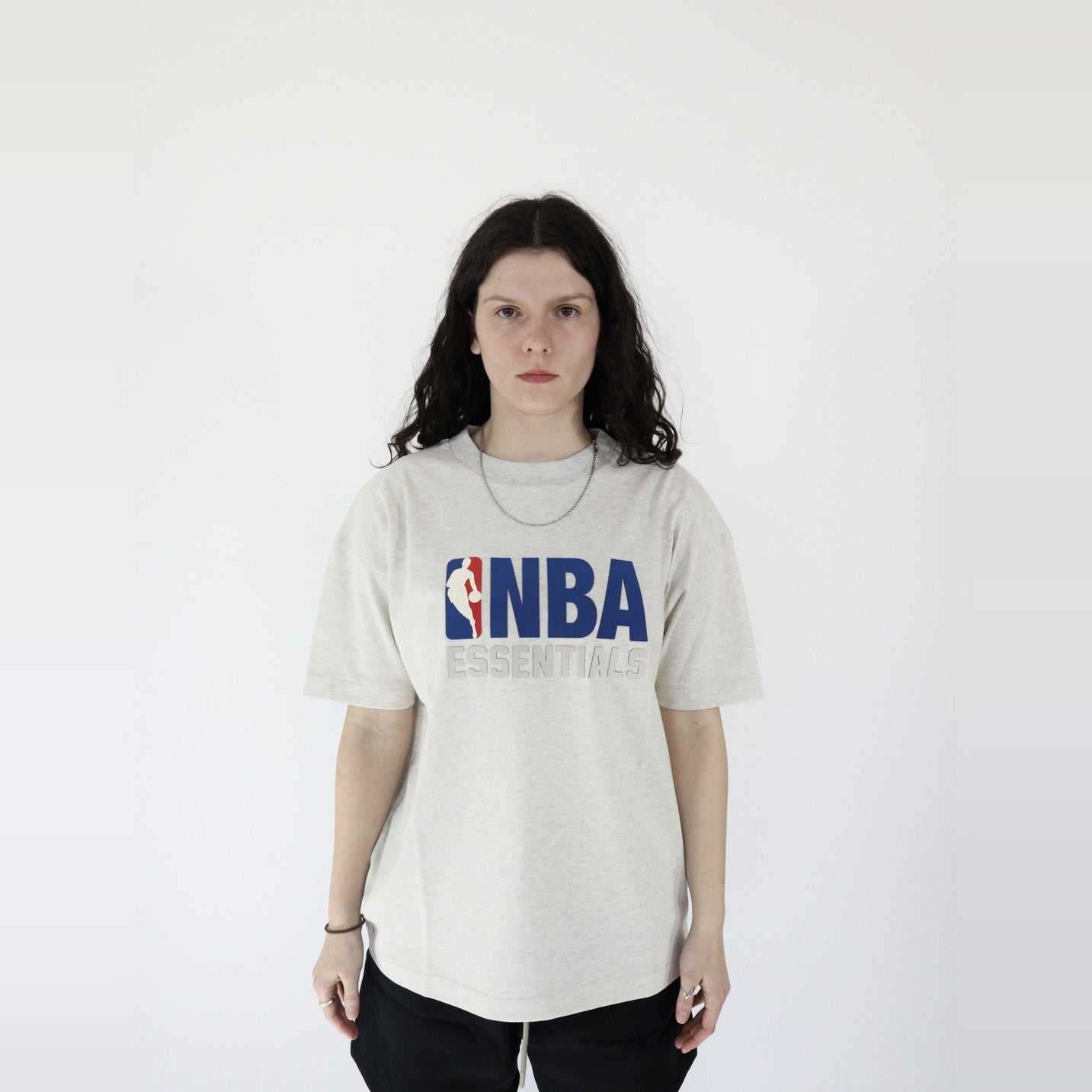 Fear of God Essentials NBA S24 T-Shirt Grey - PIKASTORE-Clothing-Fear of God-pikastore.cz