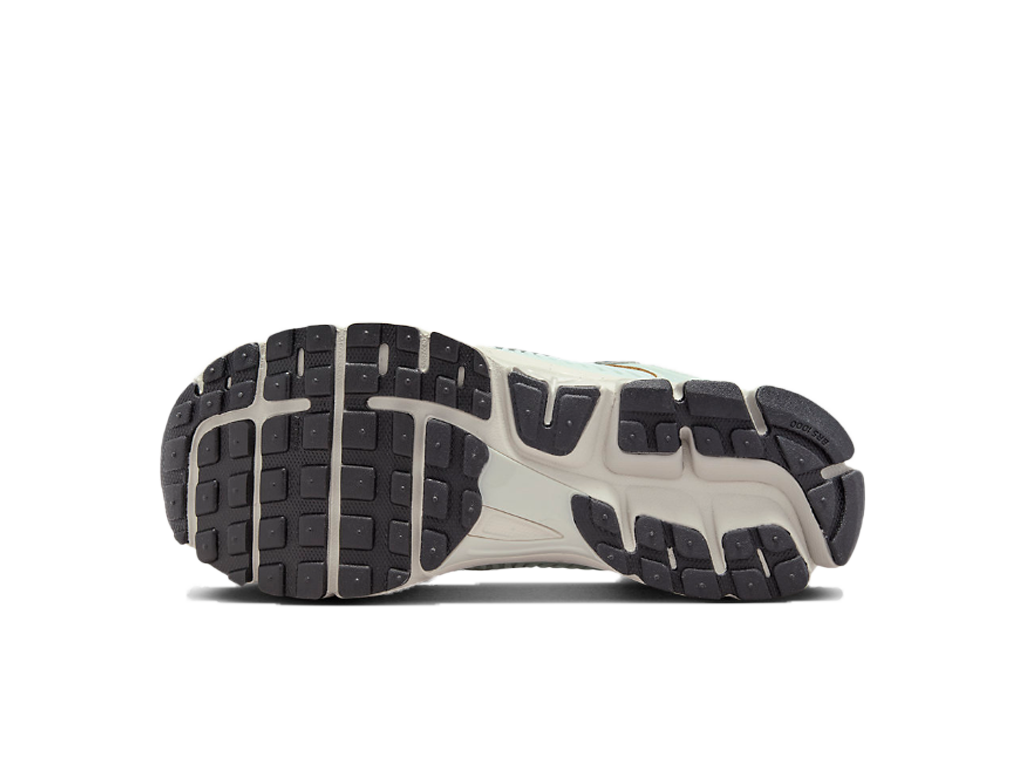 Wmns Air Zoom Vomero 5 Light Silver Chrome-Nike-pikastore.cz