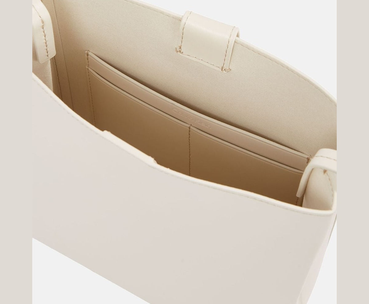 Calvin Klein Leather cross body bag White – taška – fotka 3 z 5