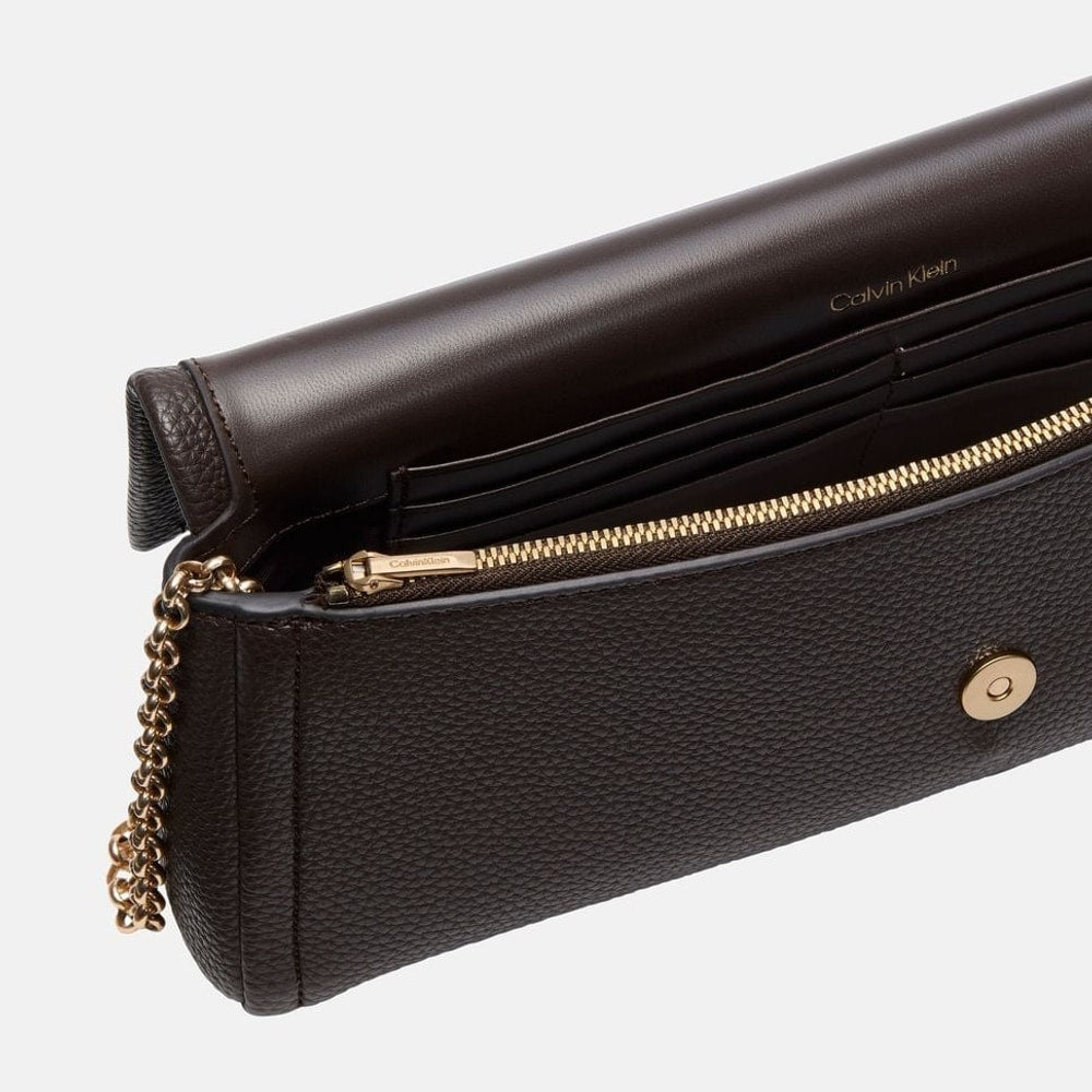 Calvin Klein Cross-body bag Emblem Dark Brown – taška – fotka 3 z 3